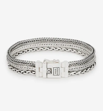 Drie verschillende schakels van sterling zilver in één armband. Dat maakt deze Triple mini-armband tot een uniek sieraad. De populaire schakels van Barbara, Ellen en George worden gecombineerd tot één stijlvolle armband. Handgemaakt van sterling zilver en tijdloos zoals bij alle Buddha to Buddha-artikelen.
